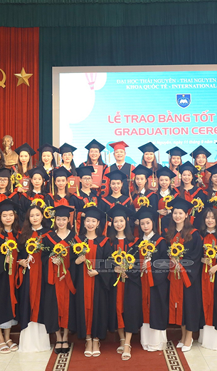 1. Toàn diện: Đào tạo người học có đầy đủ đức, trí, thể mỹ2. Trung tâm: Lấy người học làm trung tâm3. Khai phóng: tự do về học thuật và tư duy của người học